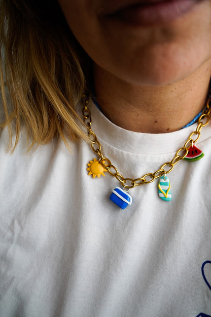 Collar playero: nevera, sandía, chancla y sol