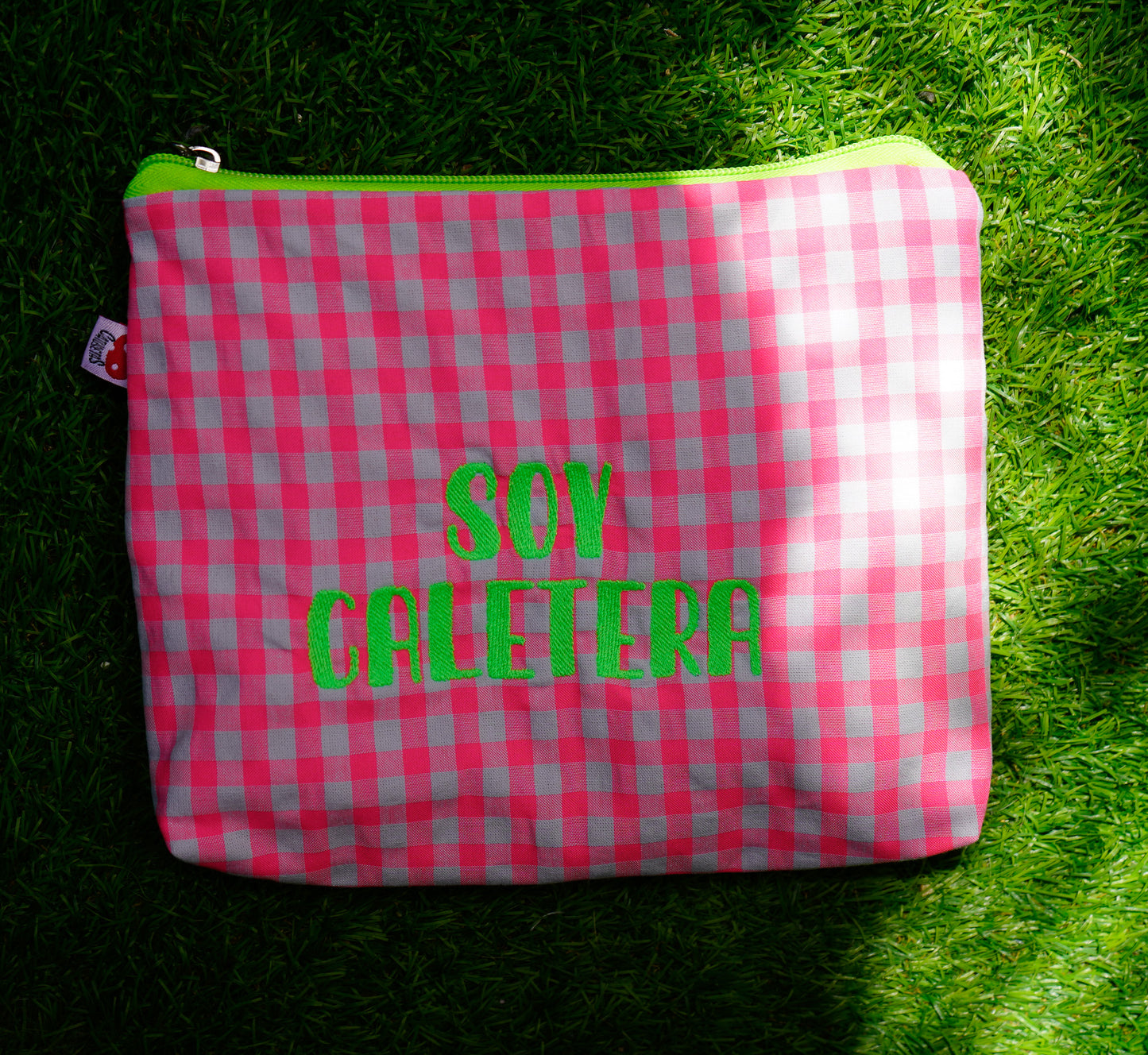 Vichy rosa flúor letra verde - Soy Caletera - Neceser