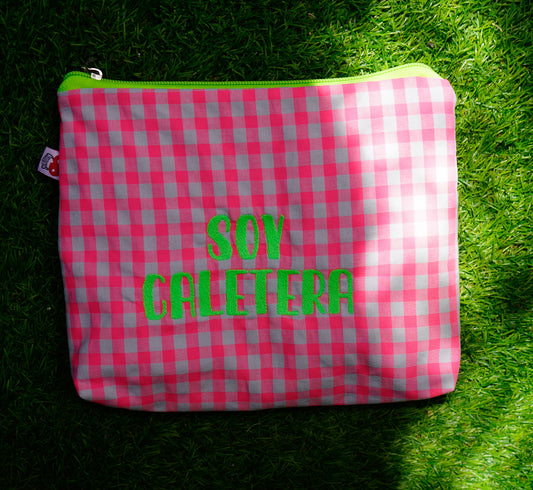 Vichy rosa flúor letra verde - Soy Caletera - Neceser