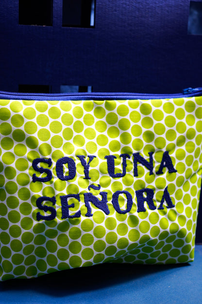 Lunares verdes letra azul oscuro - Soy una Señora - Neceser