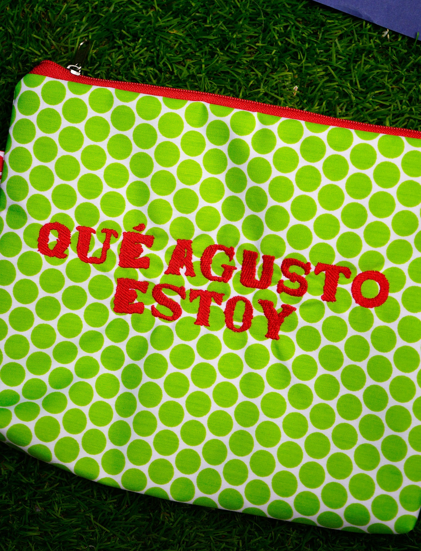 Lunares verdes letra roja - Qué agusto estoy - Neceser