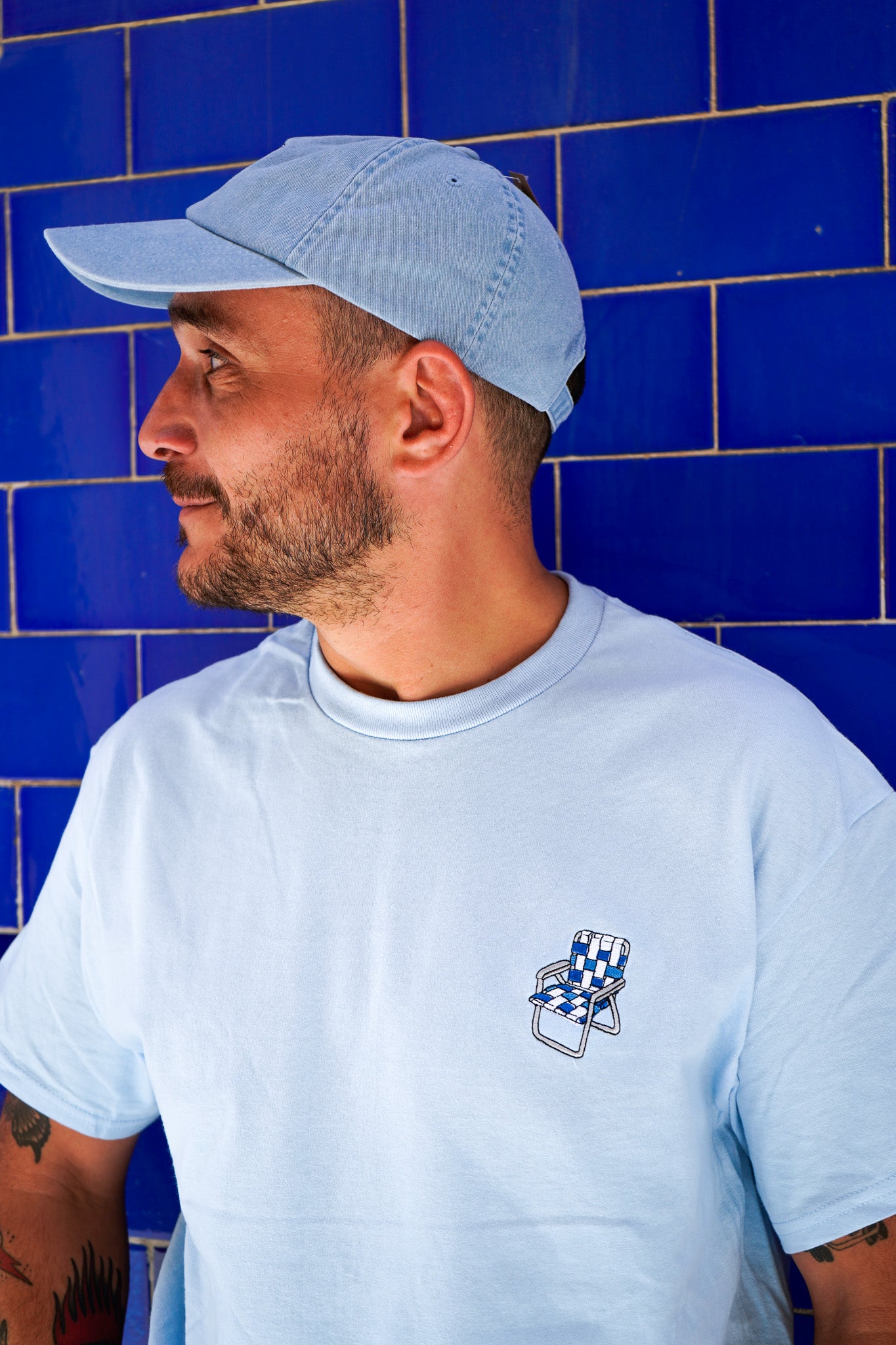 Camiseta bordada silla de playa