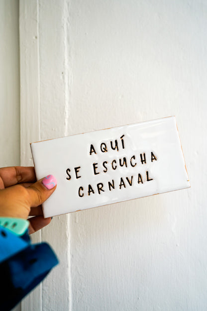Azulejo para colgar Aquí se escucha carnaval
