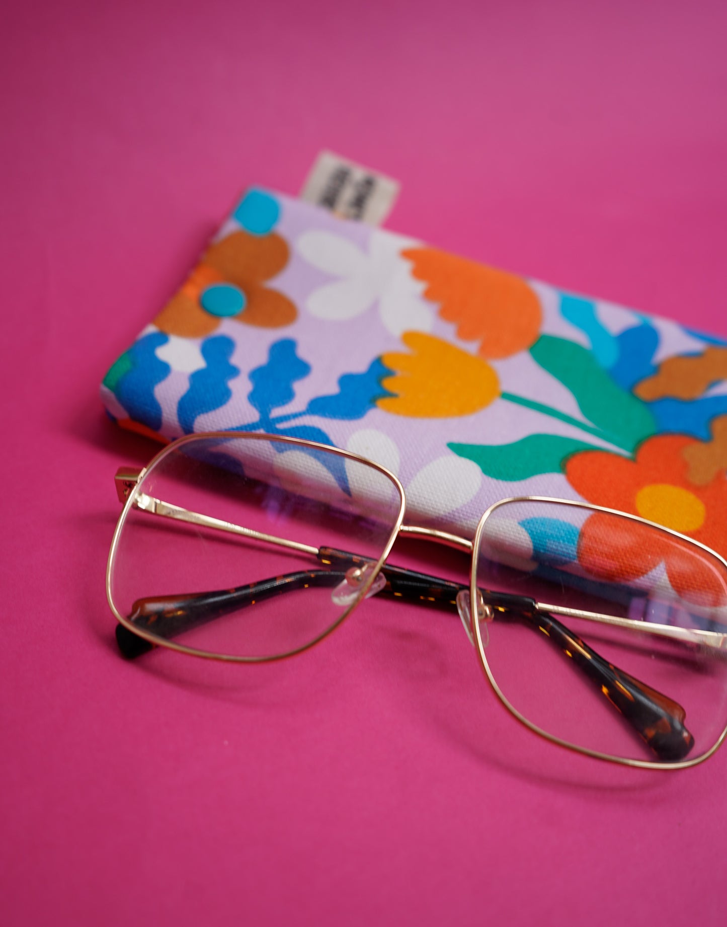 Funda de gafas flores fondo rosita