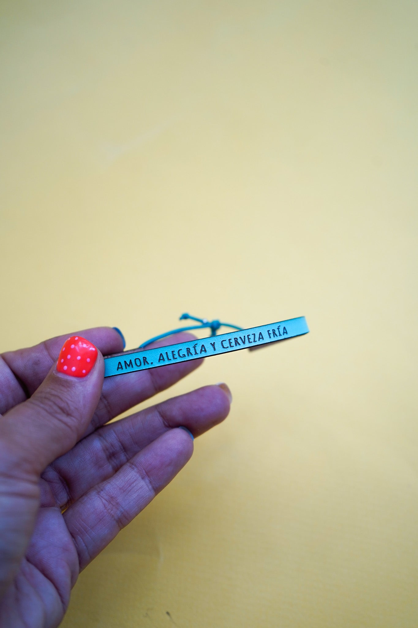 Pulsera Amor, alegría y cerveza fría turquesa