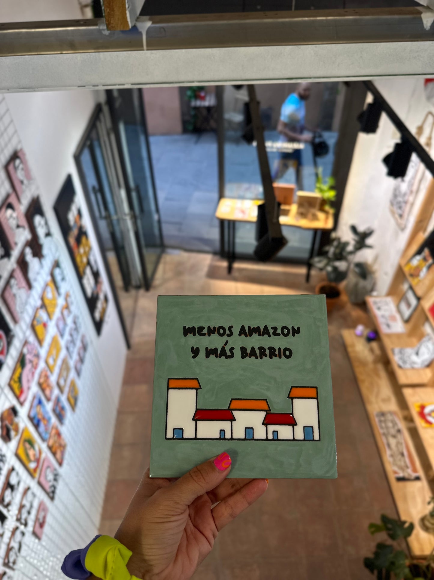 Azulejo de cerámica grande MENOS AMAZON Y MÁS BARRIO