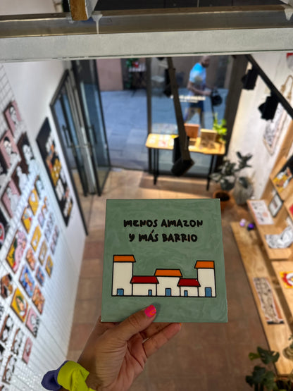 Azulejo de cerámica grande MENOS AMAZON Y MÁS BARRIO