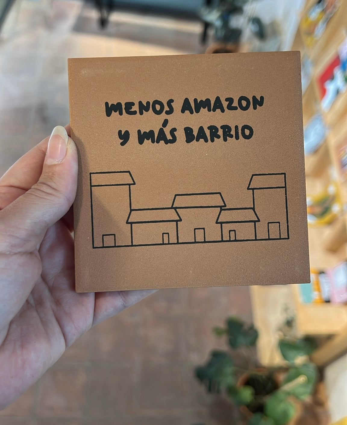 Azulejo de cerámica grande MENOS AMAZON Y MÁS BARRIO
