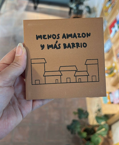 Azulejo de cerámica grande MENOS AMAZON Y MÁS BARRIO