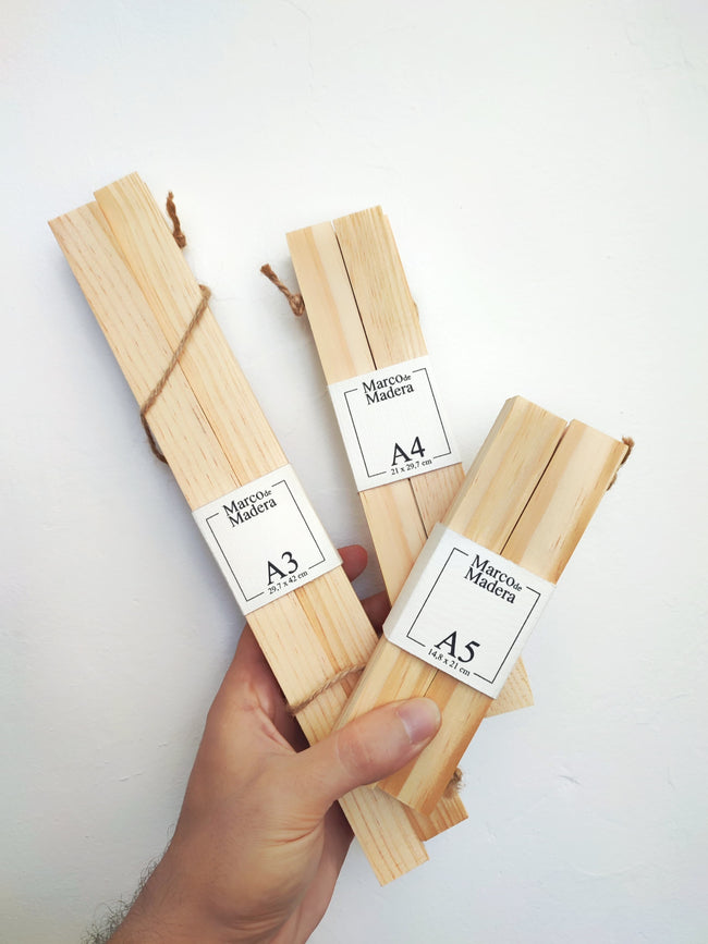 Marco A3 imantado de madera y cuerda