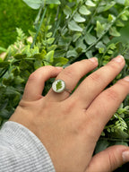 Anillo hojita fondo blanco flor