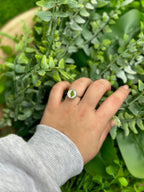 Anillo hojita fondo blanco flor
