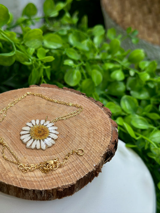 White daisy necklace