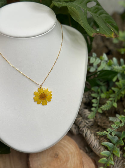 Yellow daisy necklace