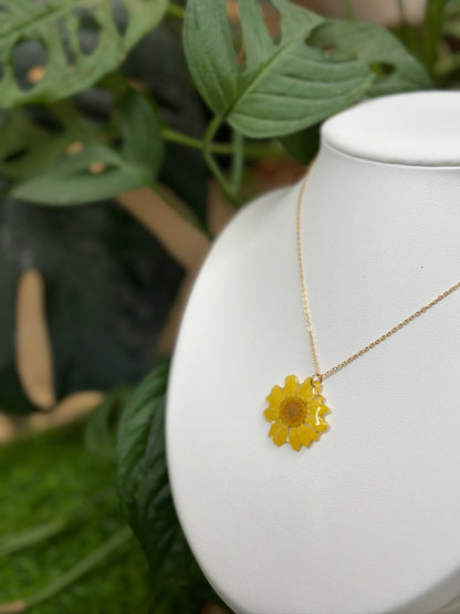 Yellow daisy necklace