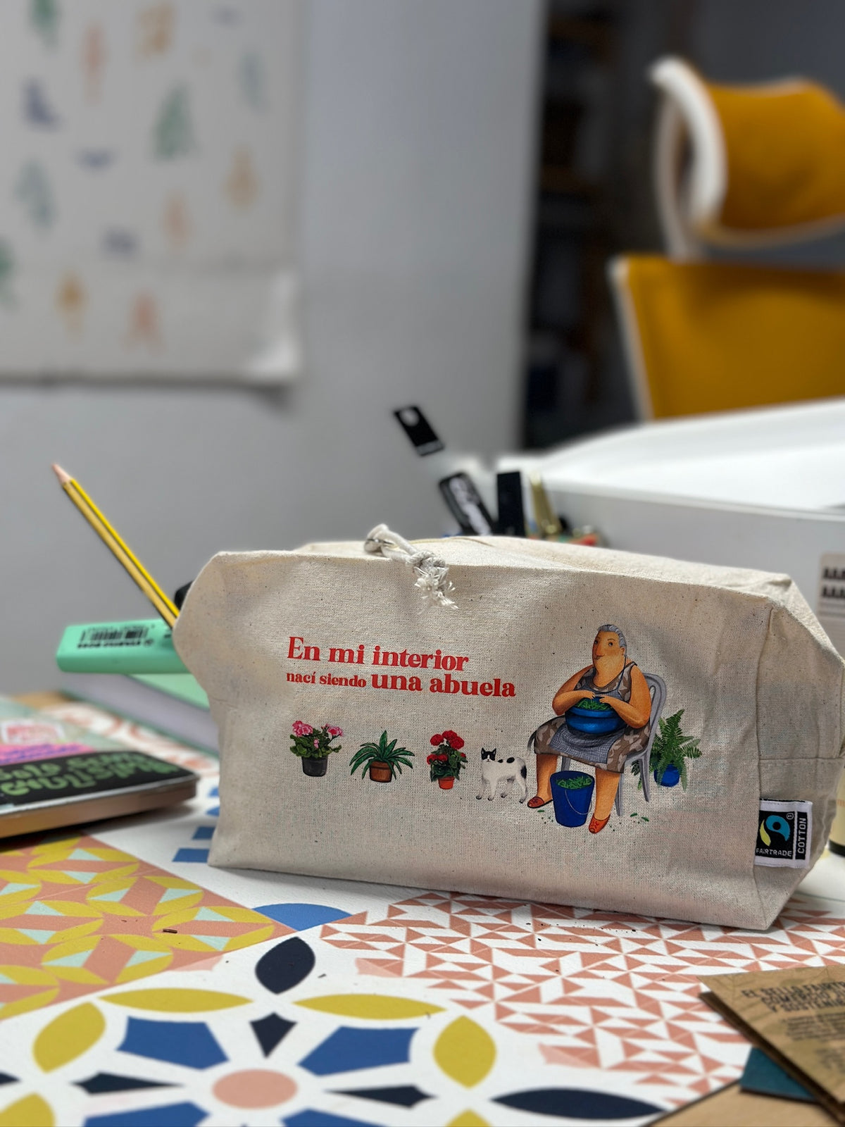 Grandma Large Toiletry Bag - Inside me I was born as a grandmother