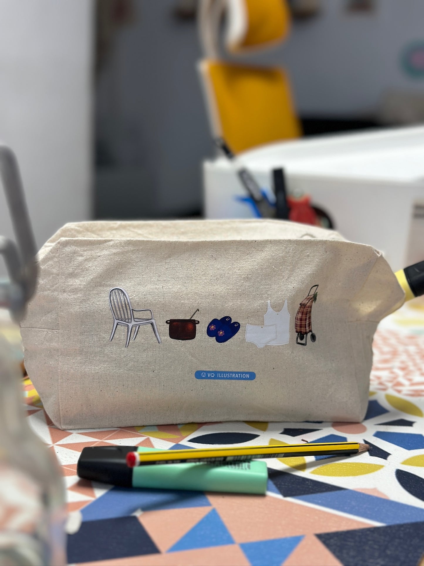 Grandma Large Toiletry Bag - Inside me I was born as a grandmother