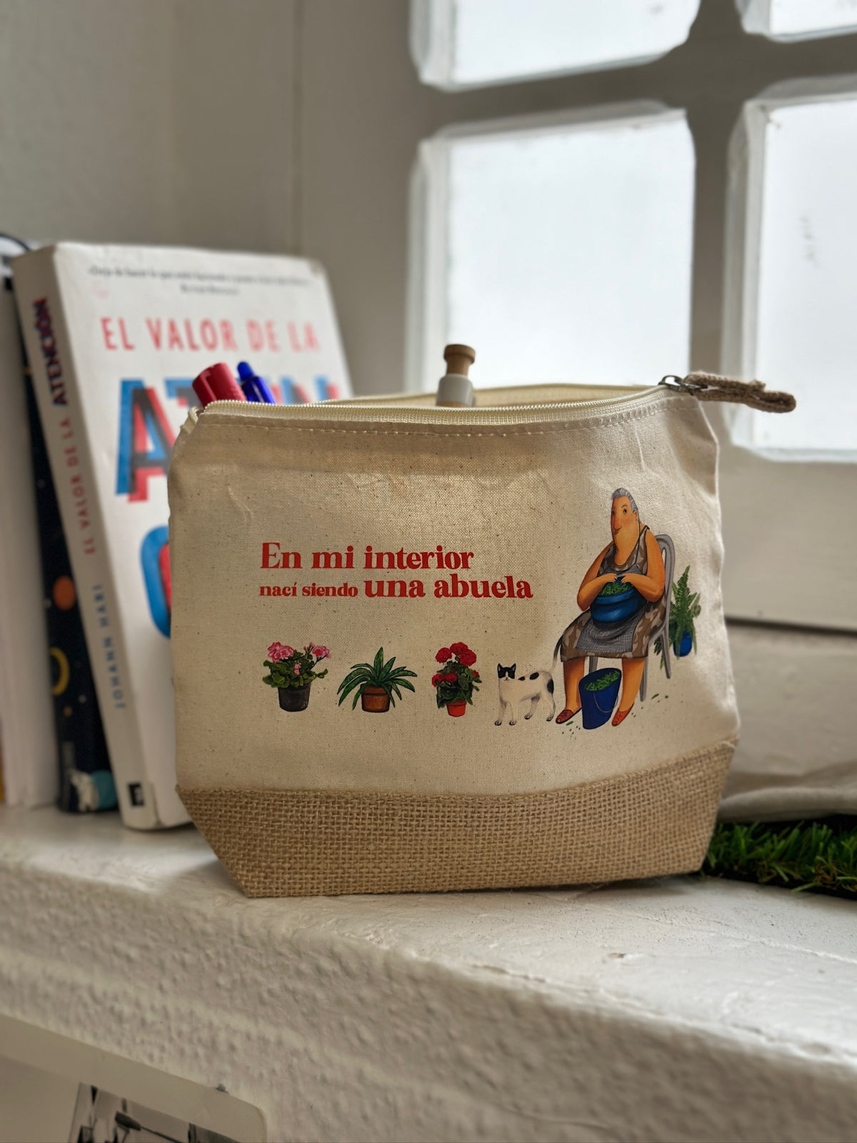 Grandma jute toiletry bag - Inside me I was born as a grandmother