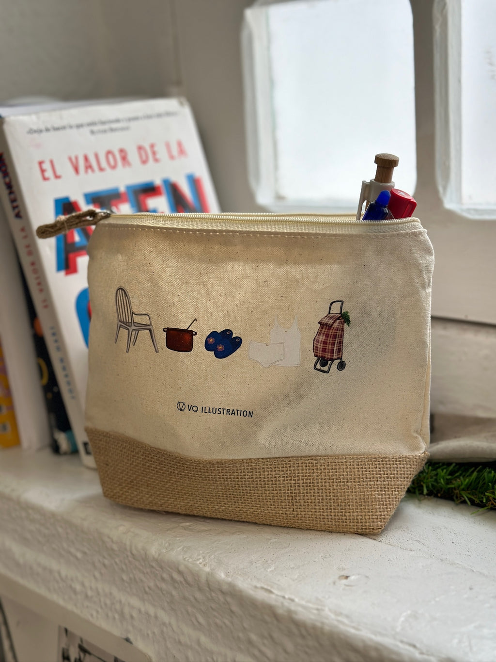 Grandma jute toiletry bag - Inside me I was born as a grandmother