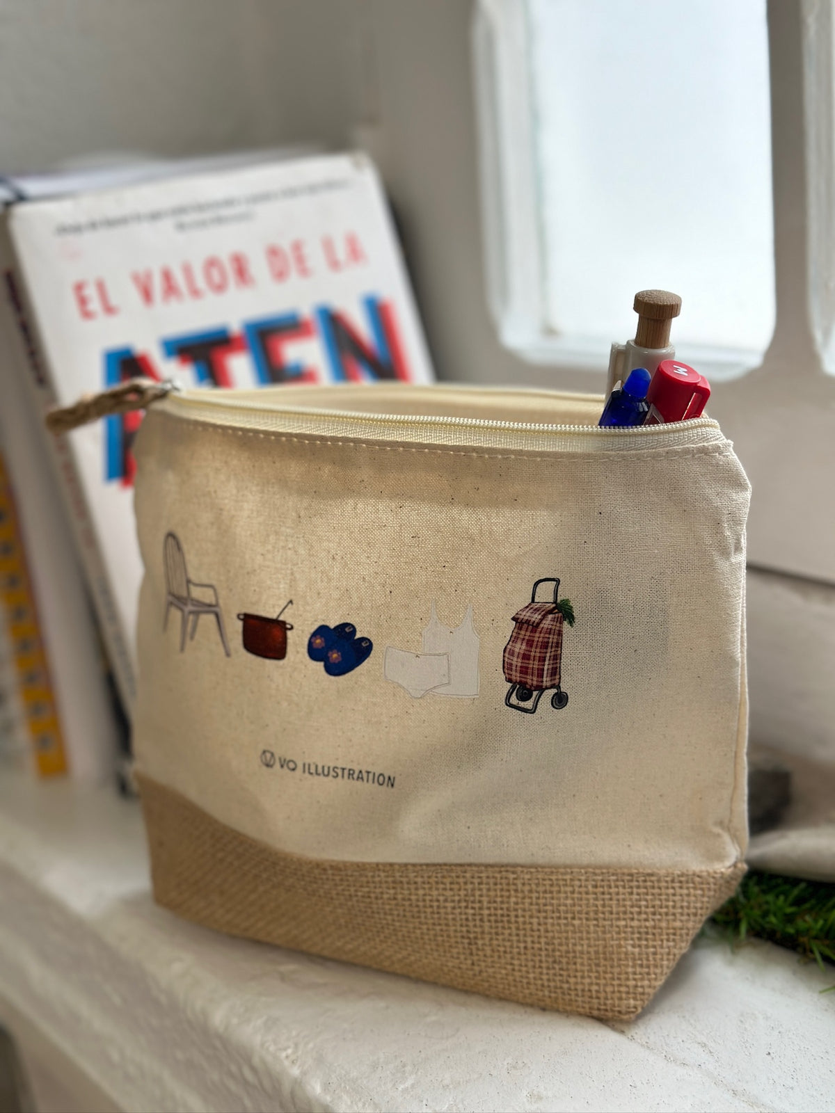 Grandma jute toiletry bag - Inside me I was born as a grandmother