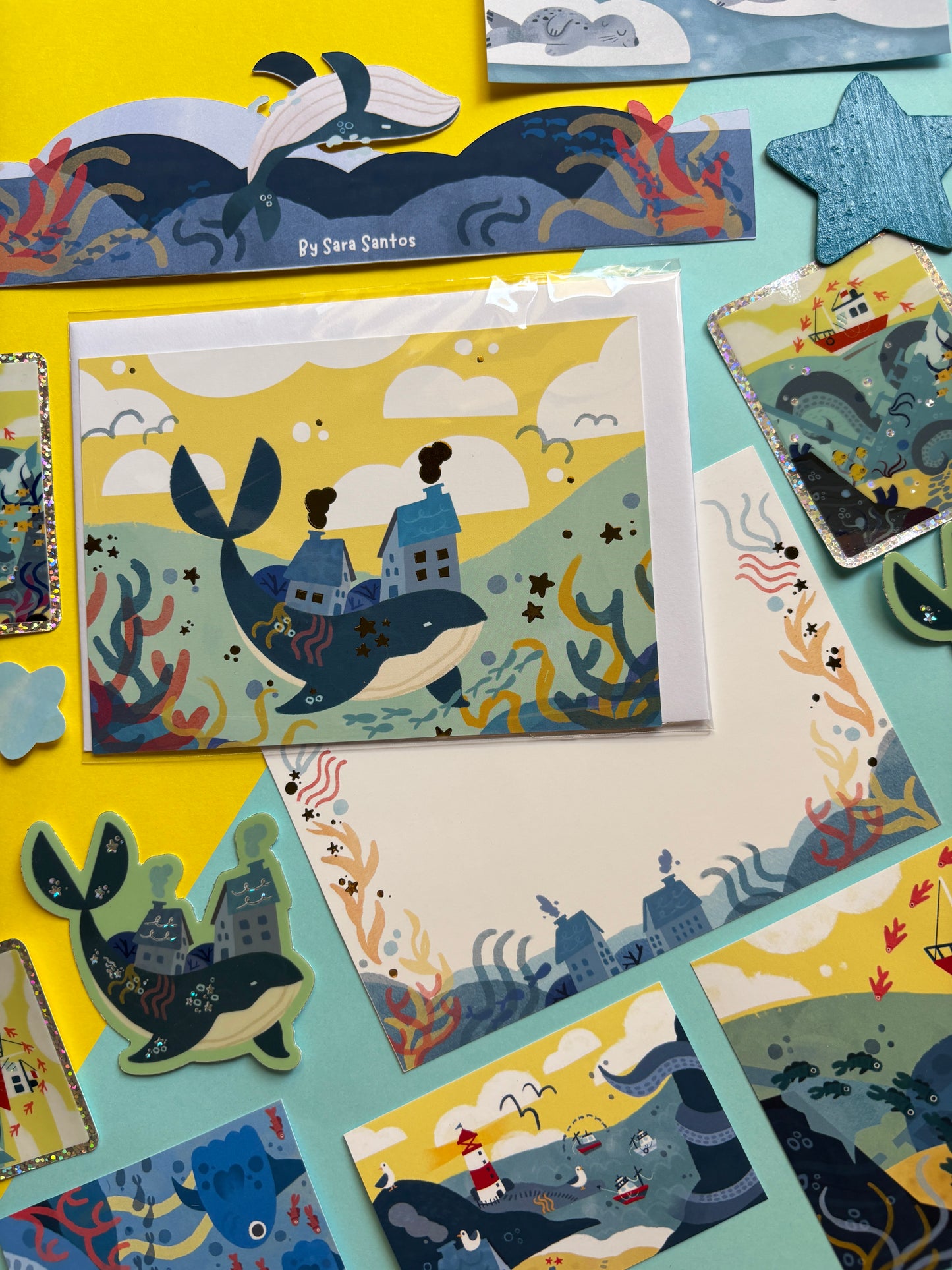 Postal Ballena con toques dorados