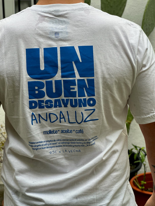 Camiseta Un buen desayuno andaluz - Blanca print azul
