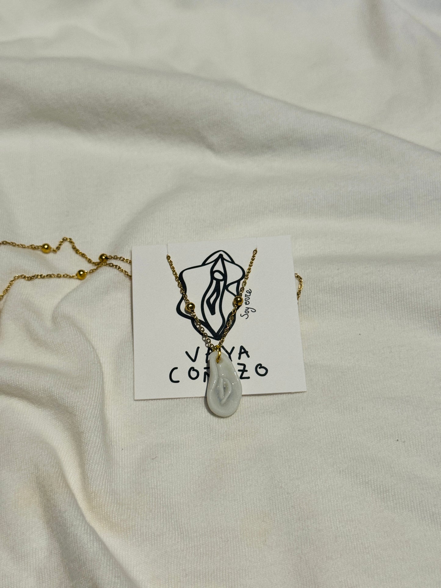 Collar coño cerámica y cadena dorada