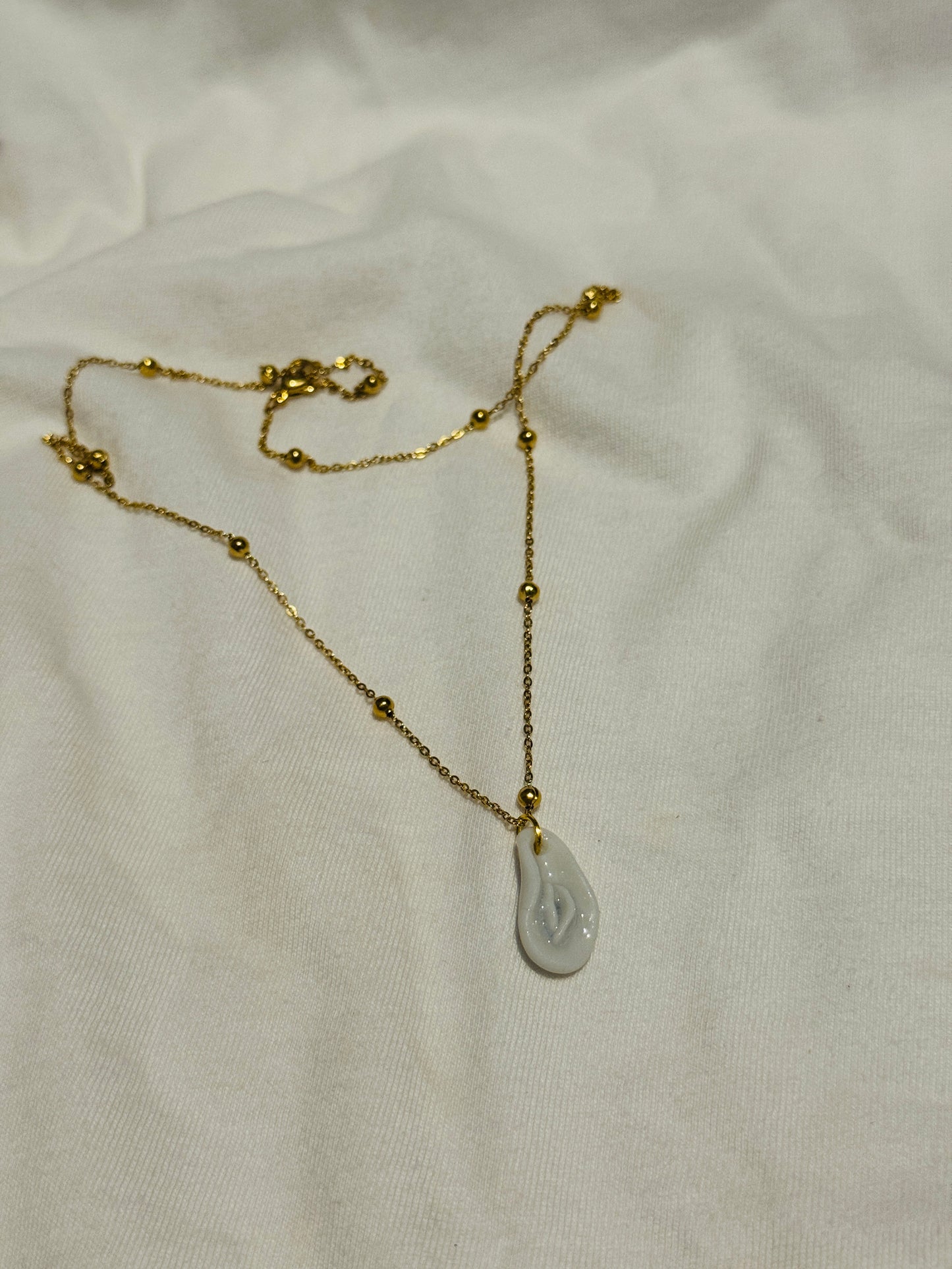 Collar coño cerámica y cadena dorada