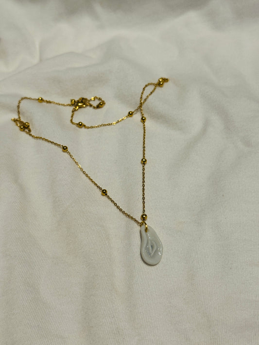 Collar coño cerámica y cadena dorada