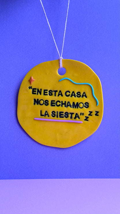 En esta casa nos echamos la siesta - Colgante decorativo