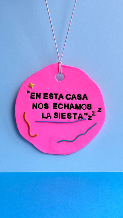 En esta casa nos echamos la siesta - Colgante decorativo