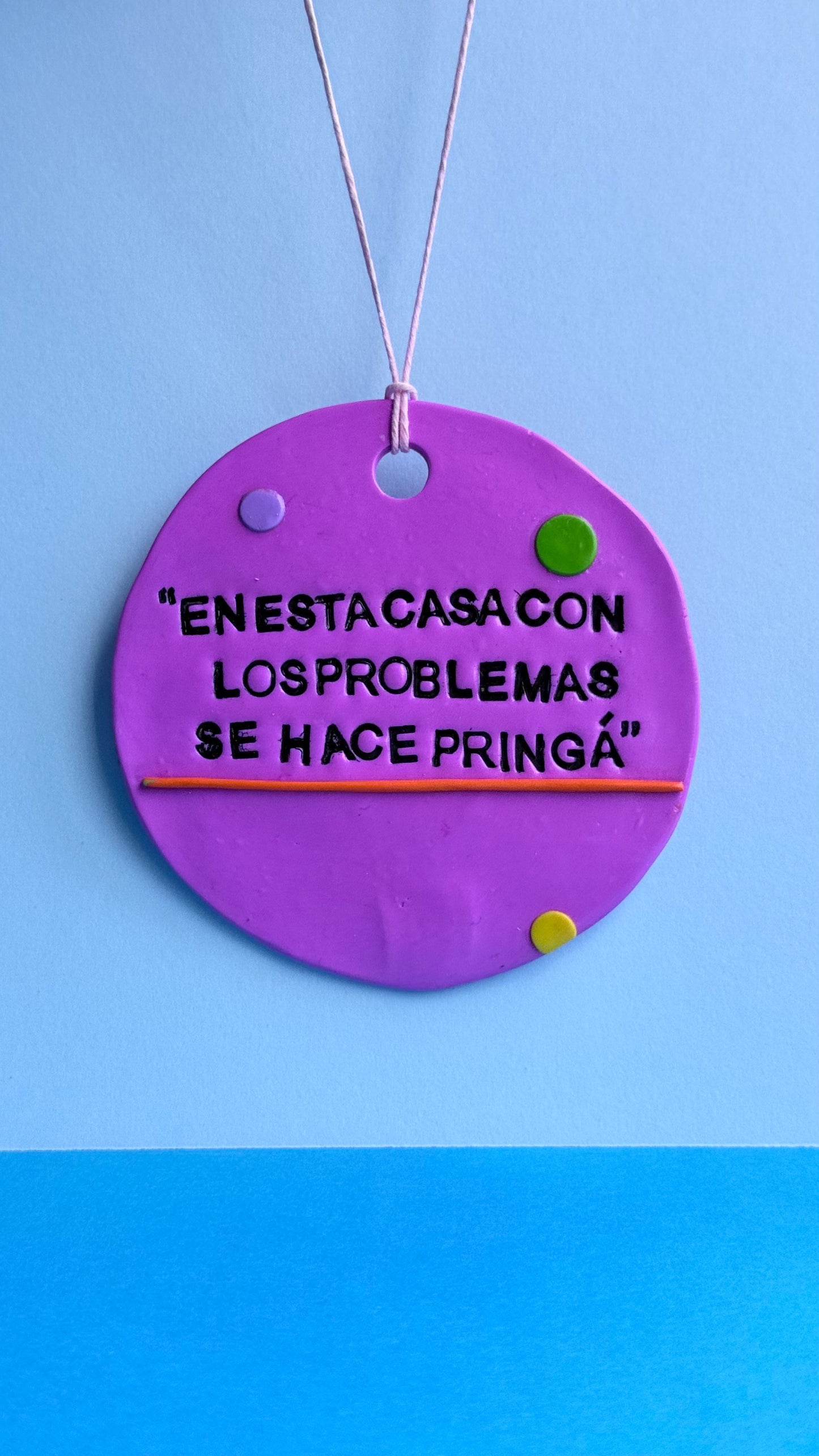 En esta casa con los problemas se hace pringá - Colgante decorativo