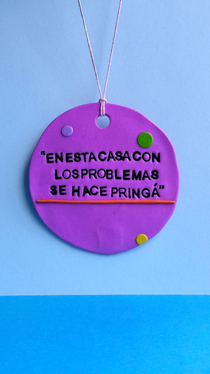 En esta casa con los problemas se hace pringá - Colgante decorativo