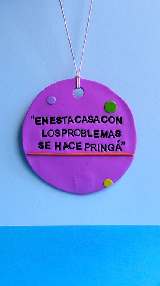 En esta casa con los problemas se hace pringá - Colgante decorativo