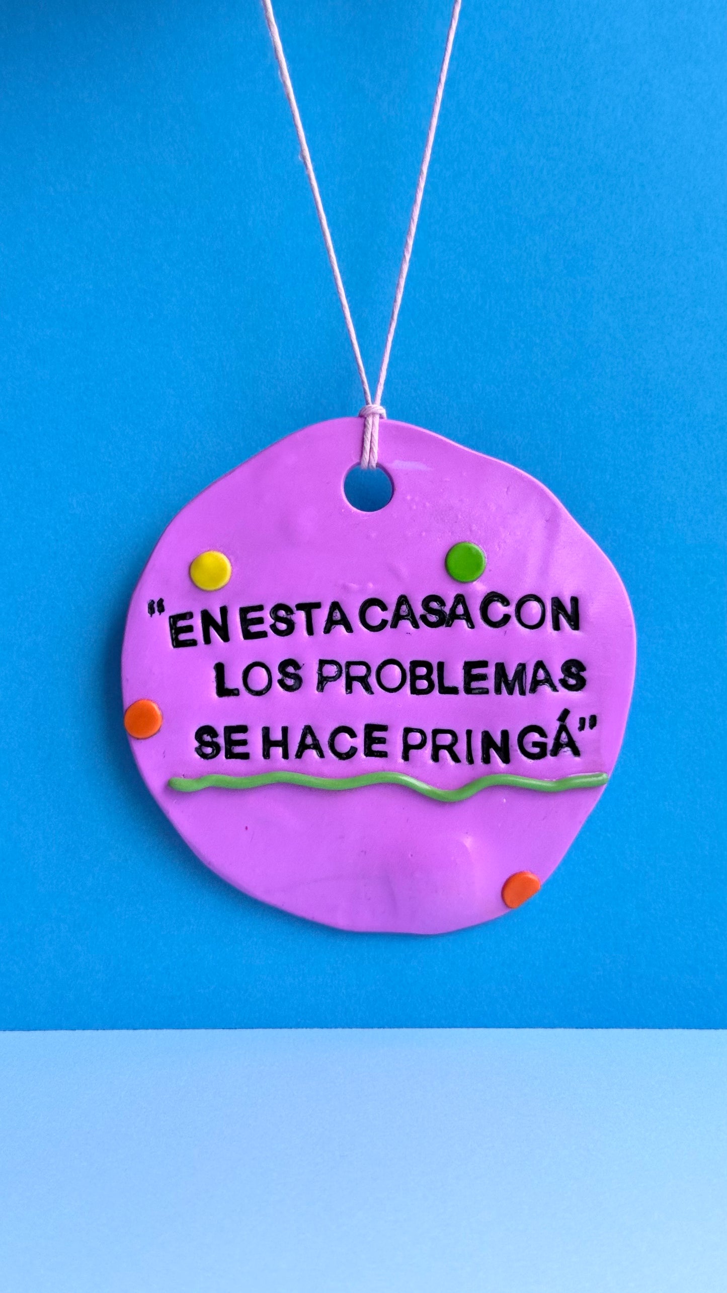En esta casa con los problemas se hace pringá - Colgante decorativo