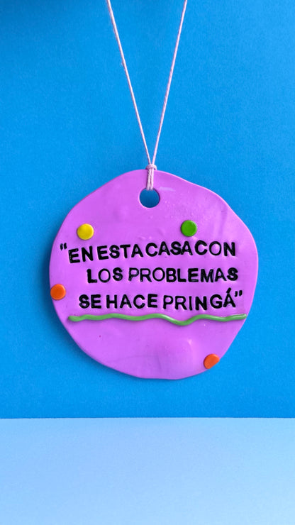 En esta casa con los problemas se hace pringá - Colgante decorativo