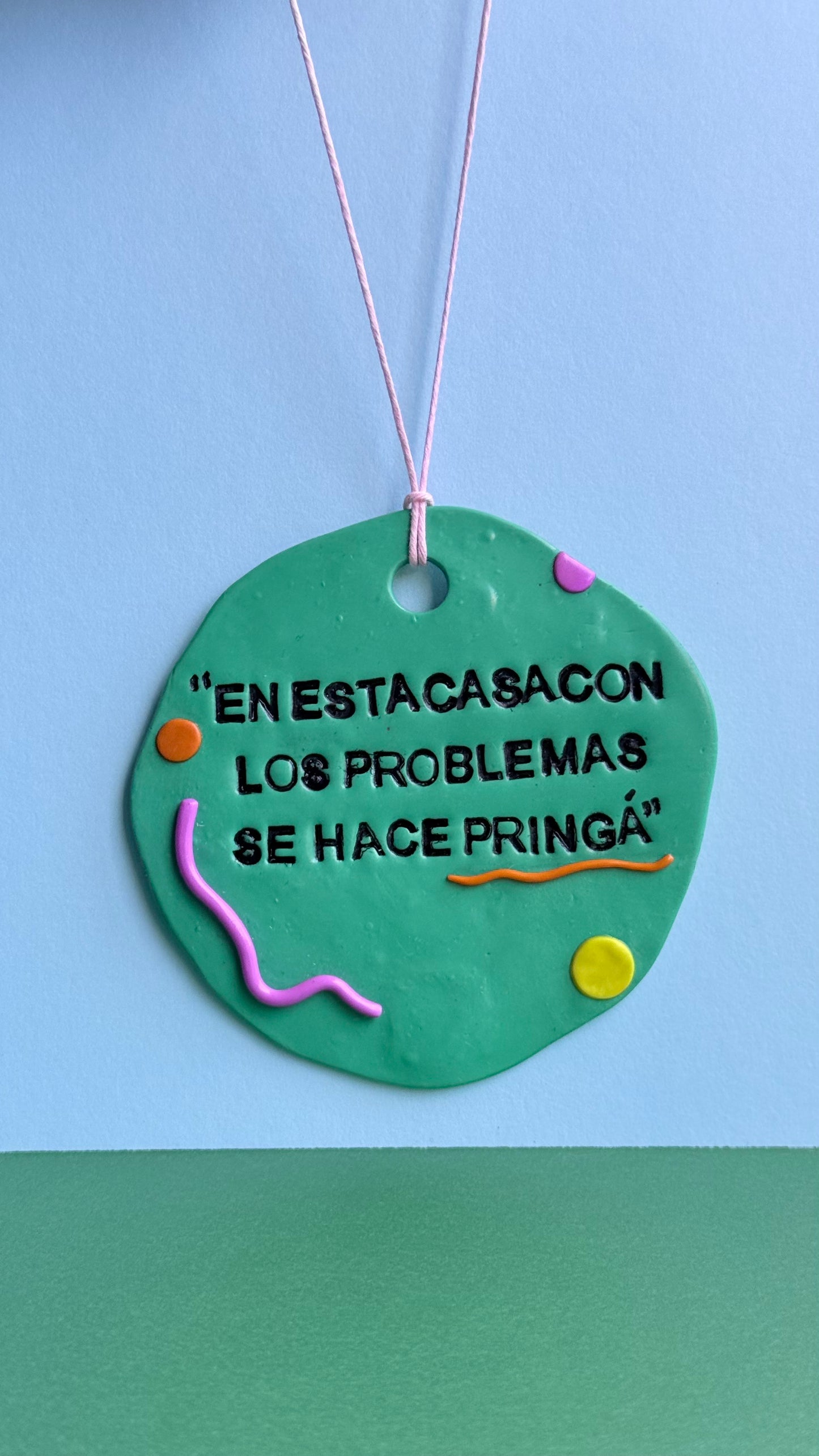 En esta casa con los problemas se hace pringá - Colgante decorativo