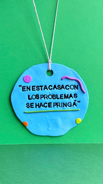 En esta casa con los problemas se hace pringá - Colgante decorativo