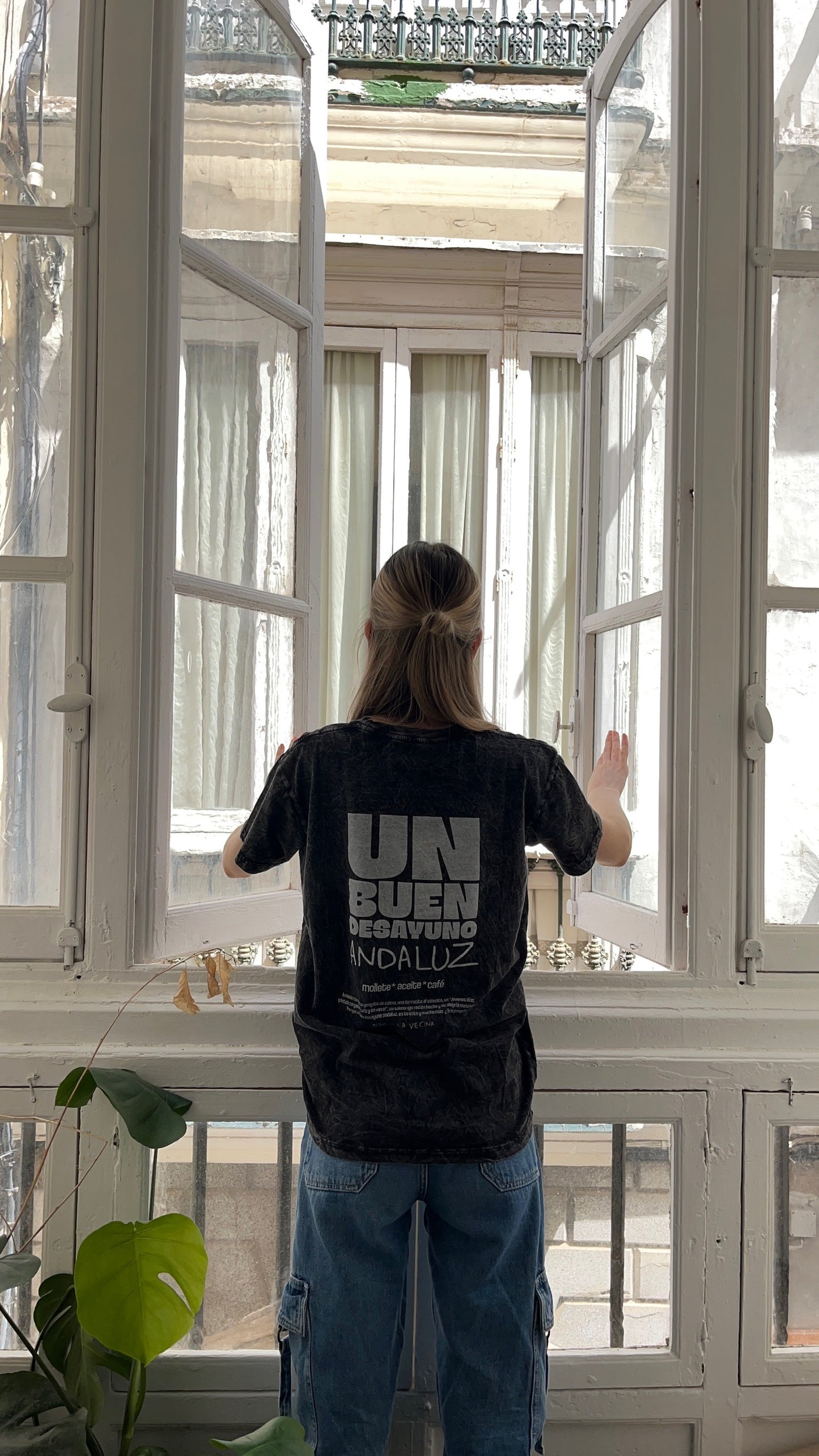 Camiseta Un buen desayuno andaluz - Unisex washed tinta grey