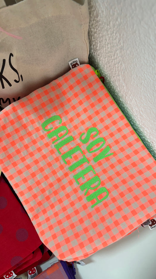 Vichy naranja flúor letra verde - Soy Caletera - Neceser