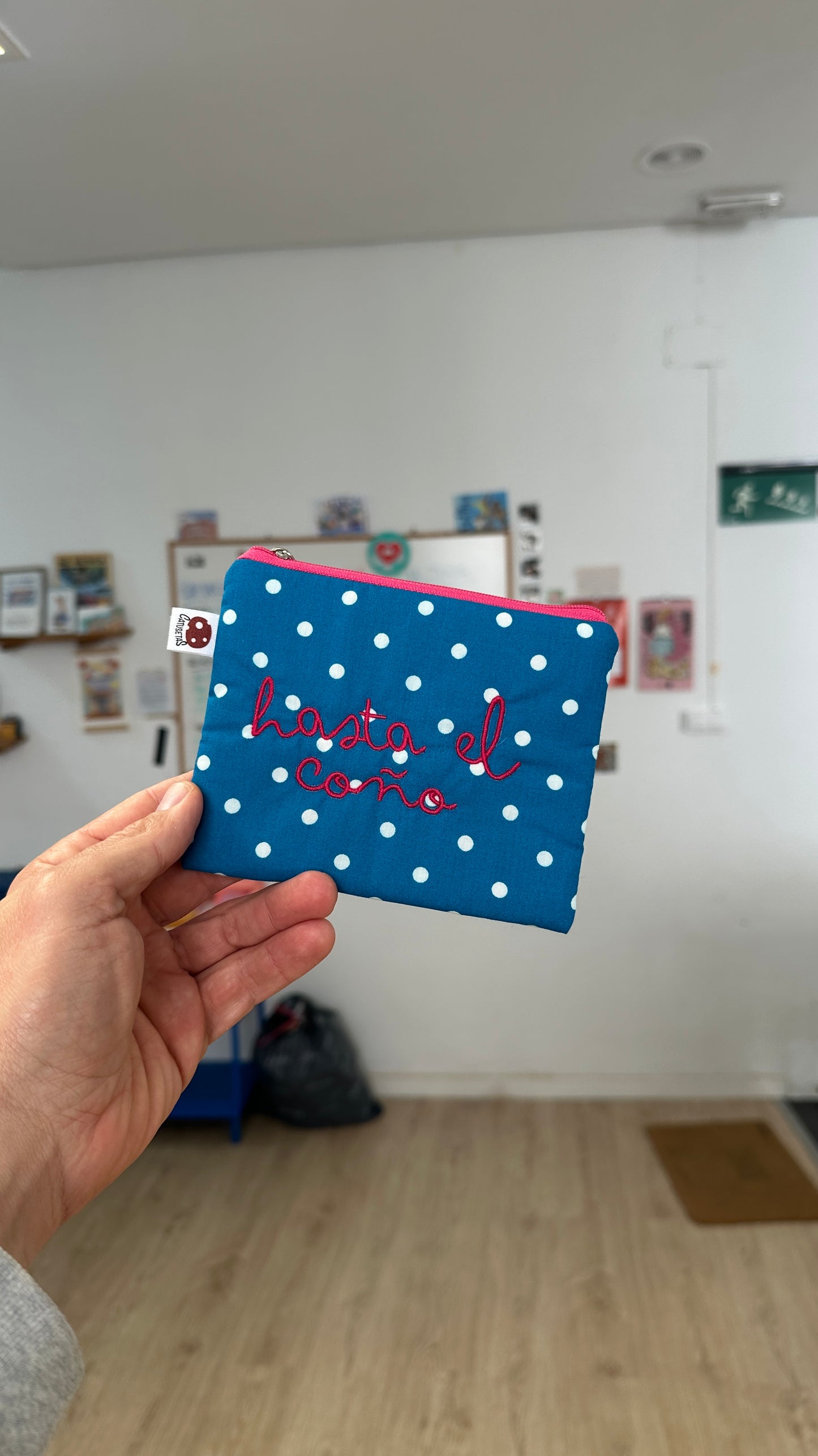 Azul lunares blancos letra roja - Monedero - Hasta el coño