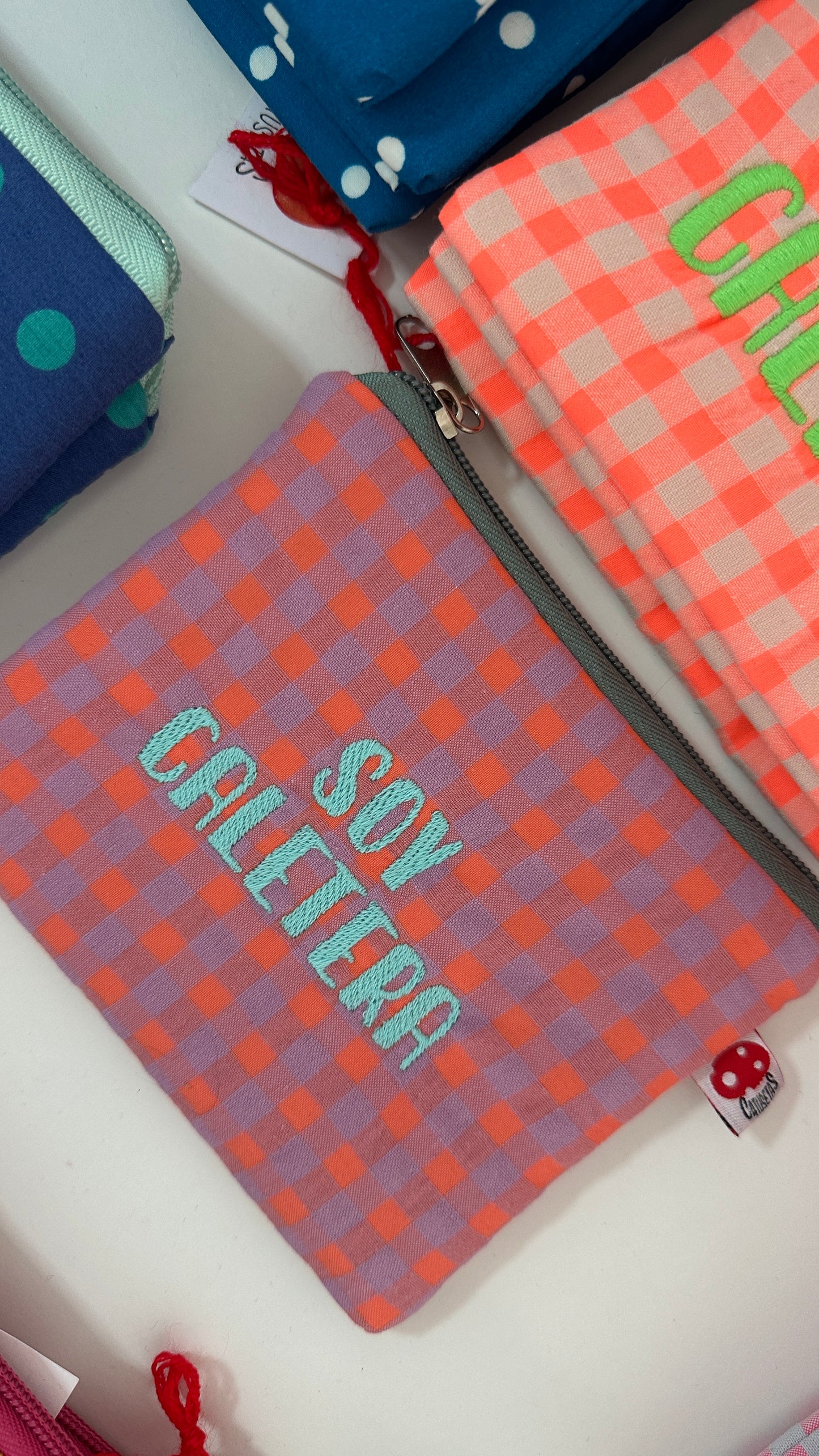 Vichy lila letra celeste - Monedero - SOY CALETERA