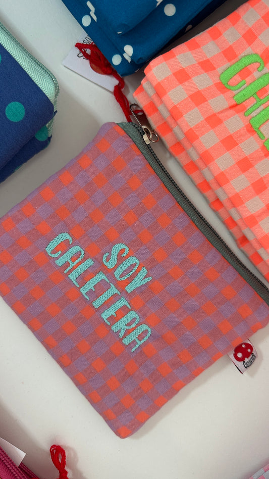 Vichy lila letra celeste - Monedero - SOY CALETERA