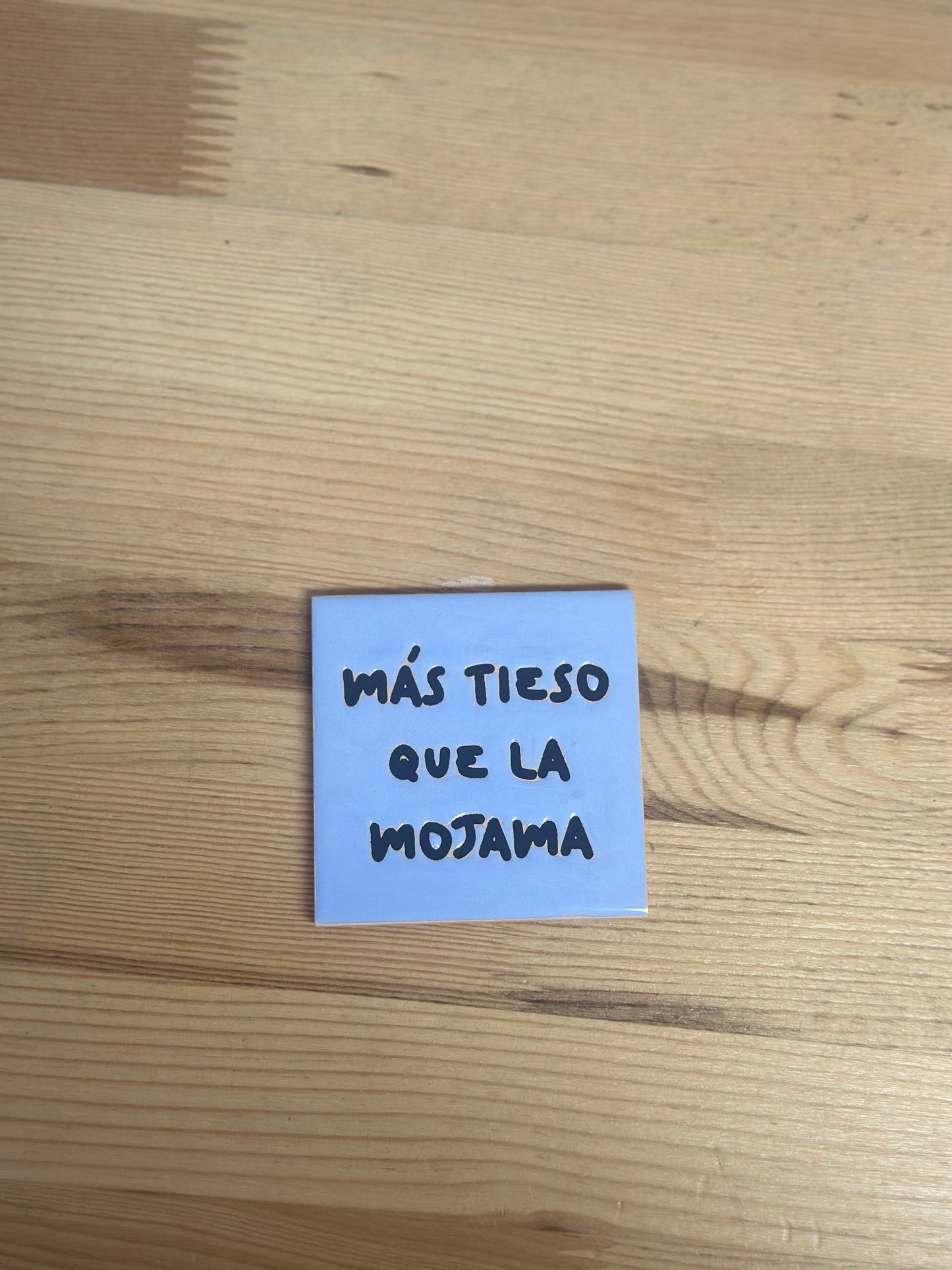 Azulejo imán de cerámica Más tieso que la mojama