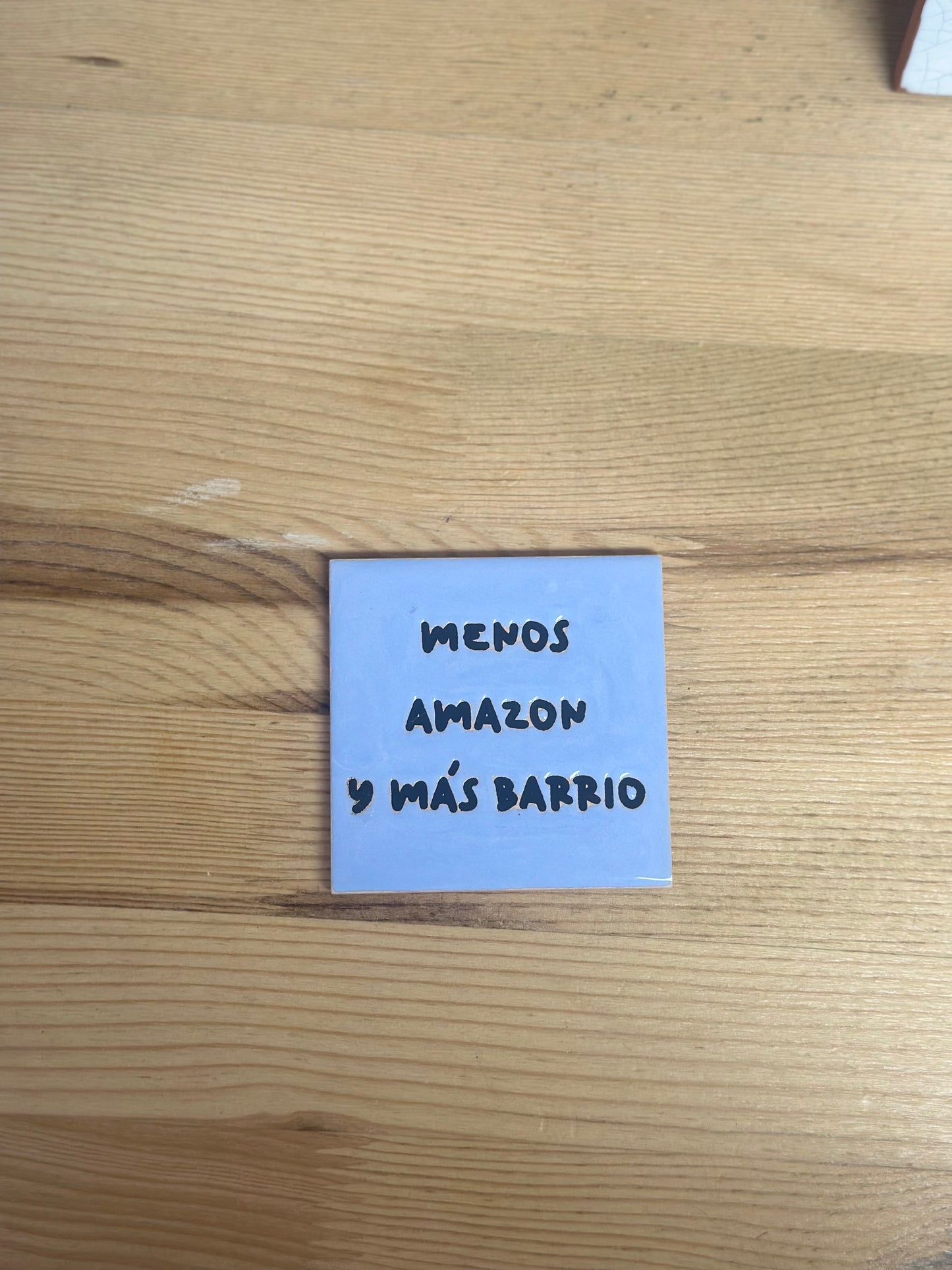 Azulejo imán de cerámica Menos Amazon y Más Barrio