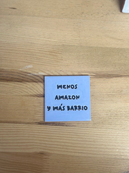 Azulejo imán de cerámica Menos Amazon y Más Barrio