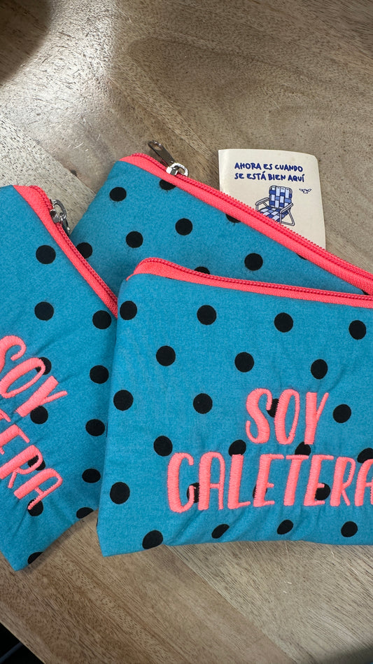 Azul lunares negros letra rosa flúor - Monedero - Soy Caletera