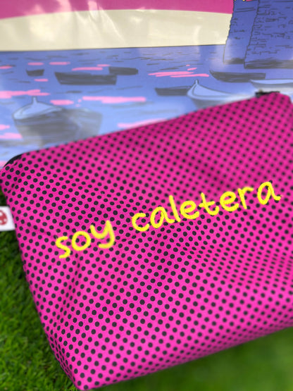 Neceser Soy Caletera - Morado lunares letra amarilla