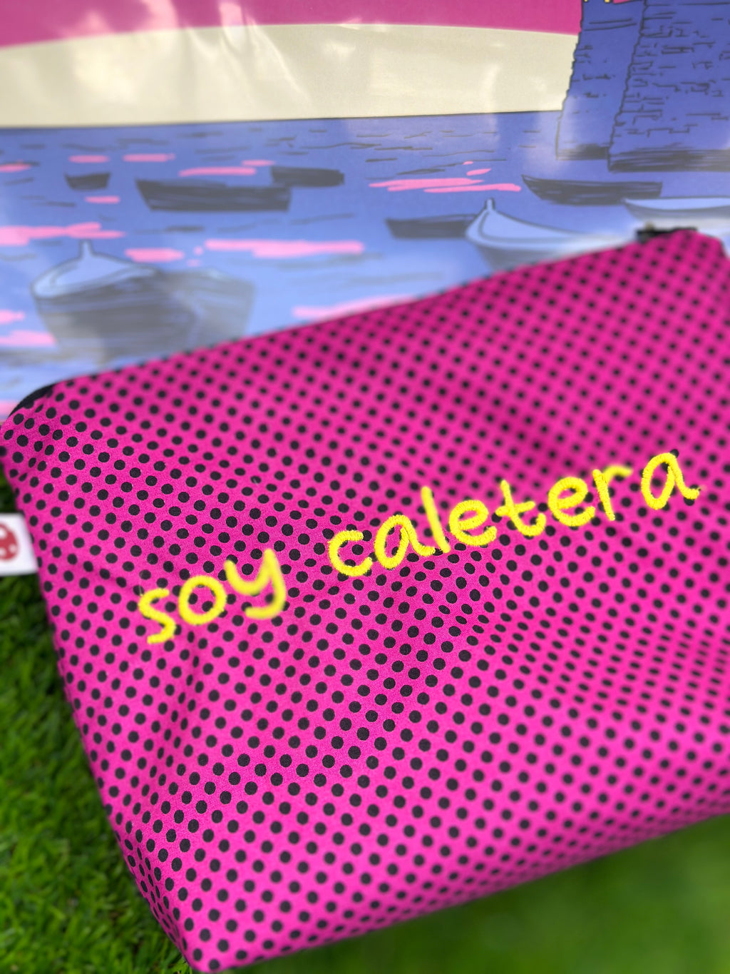 Morado lunares letra amarilla - Soy Caletera - Neceser