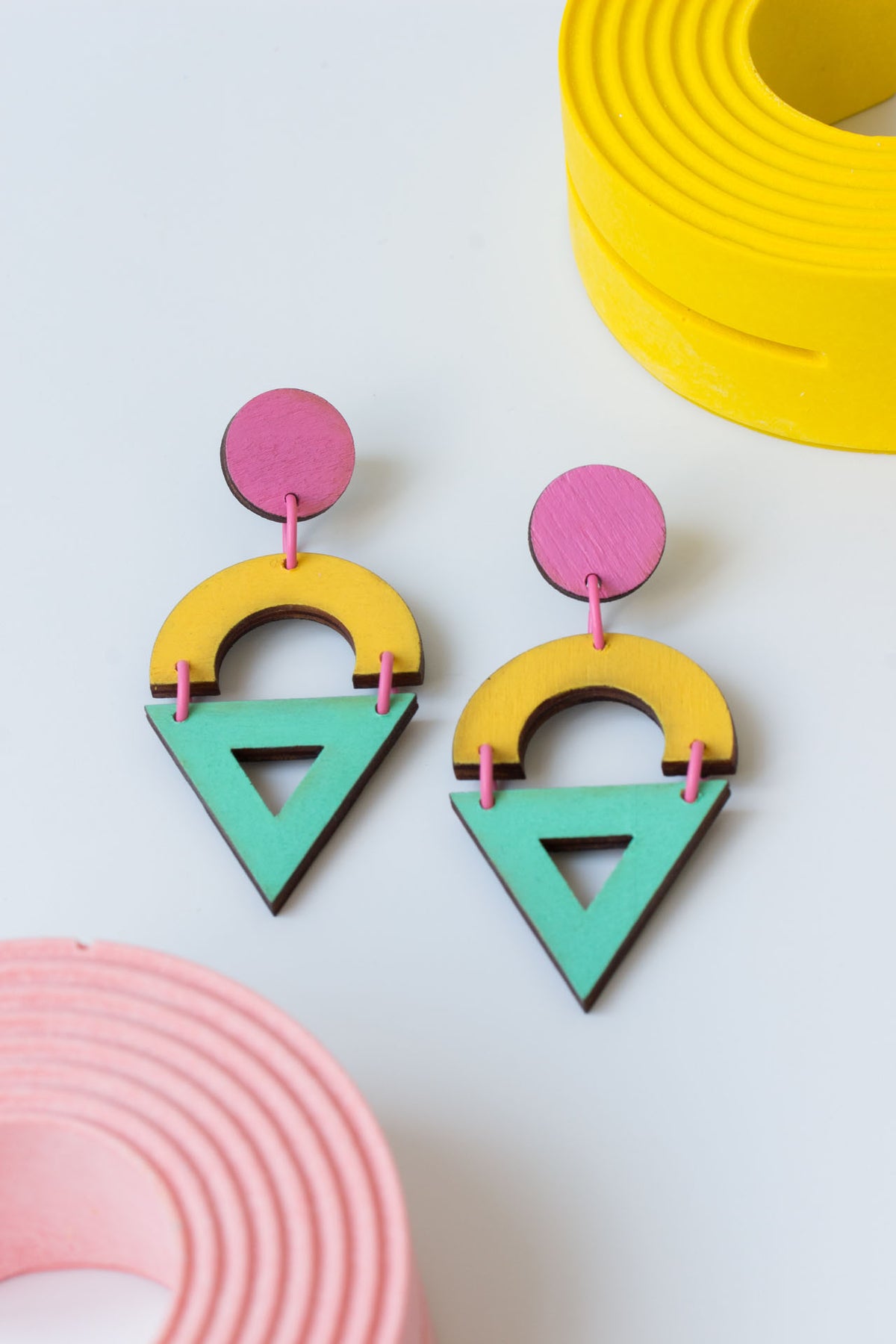 Pendientes círculo rosa, amarillo y triángulo verde